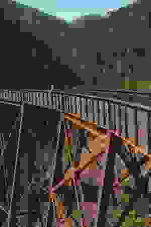 Großes rostiges Gerüst in Natur mit sitzender Person darauf