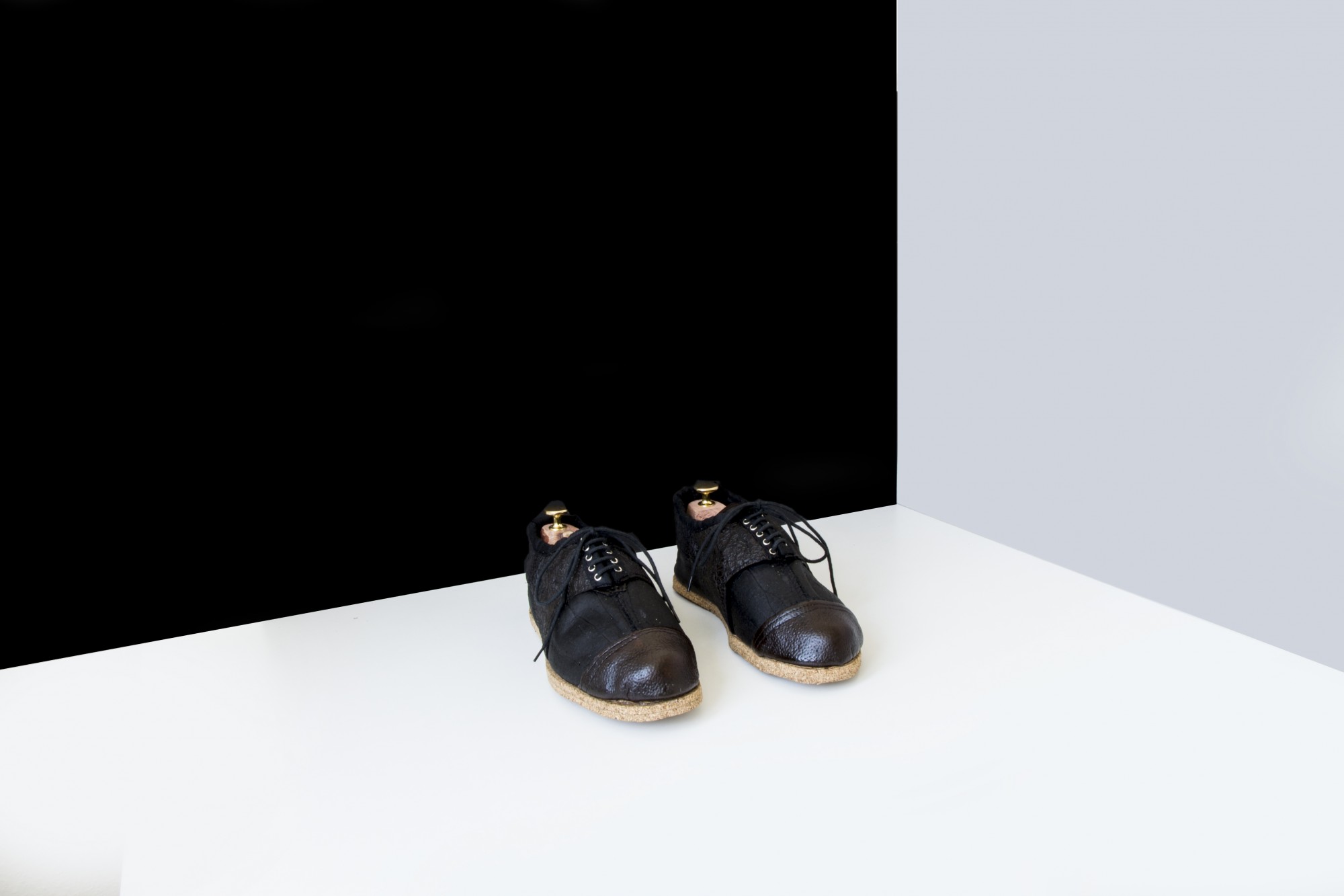 Ein schwarzes Schuhpaar, das mit "fruitskin" hergestellt wurde.