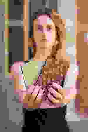 Jessica Bulling mit zwei ihrer Mäppchen, die mit 