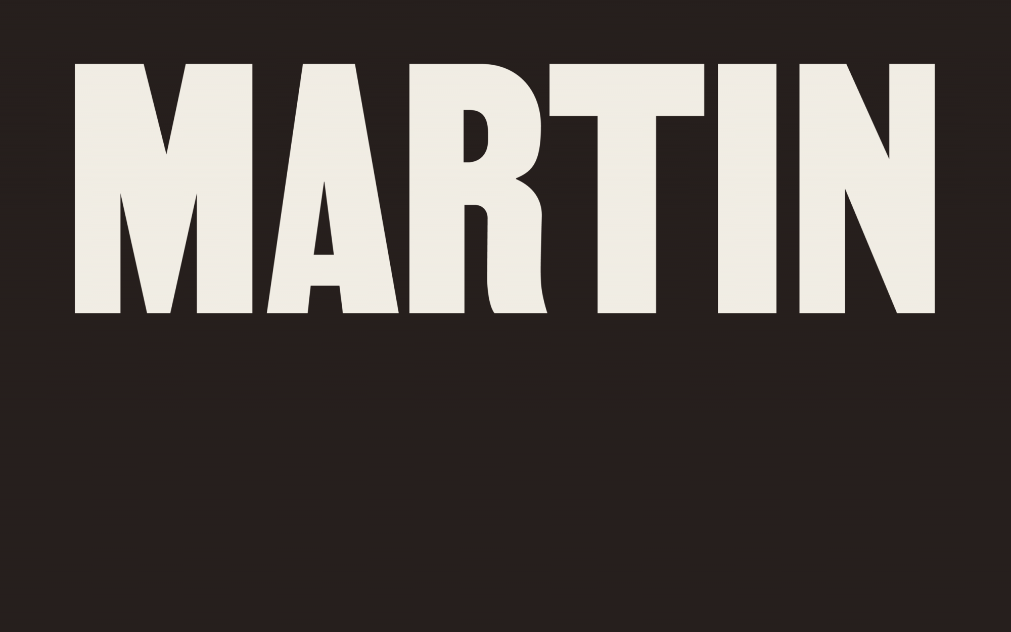 Das Wort "Martin" in weißen Großbuchstaben auf braunem Hintergrund