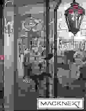 Wand mit Dekration und einer roten Lampe im Vordergrund