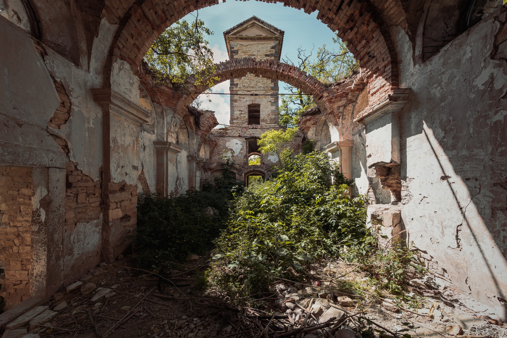 Fotografie von Inneren einer Kirchen Ruine mit offenem Dach
