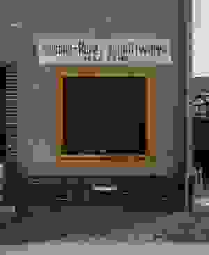 Fassade eines alten Schnittwarenladens mit gelbem Fensterrahmen