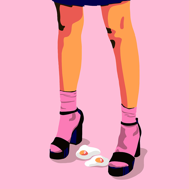 Beine einer Frau kurz über den Knien abgeschnitten, mit modischen Schuhen, rosa Socken und zwei Spiegeleiern zwischen den Füßen