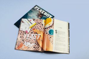 Zwei Playboy Magazine von oben mit Illustrationen von Josephine Rais