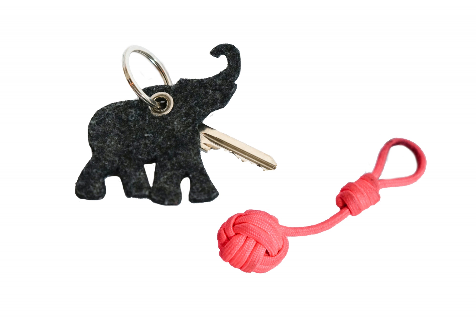 2 Schlüsselanhänger, einer aus Filz in Form eines Elephanten mit Schlüssel und eine Affenfaus aus pinken Paracord