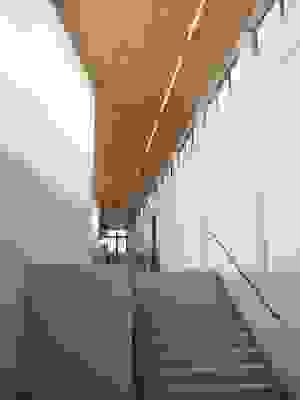 Flur mit Dachschrägen, Treppen, hölzerner Decke und Fenstern